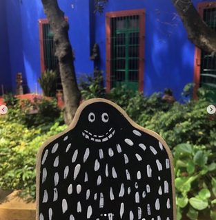 A Lyle held up in front of Casa Azul