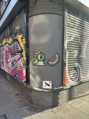 An ant left in a public place, Whitechapel